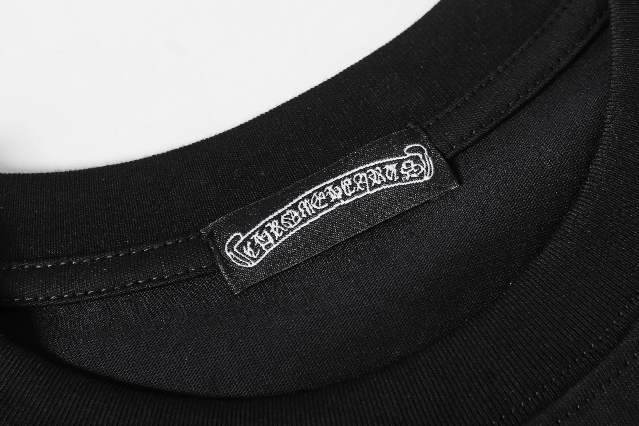 P160 Chrome Hearts CH Chrome Hearts Heavy Industry patch embroidered cross ✝️Short-sleeved T-shirt Use imported Tajima machine embroidery Correctly configured Black 2025 Chrome Hearts nylon bag authentic packaging 260 grams of custom-dyed double-yarn cotton Large version Loose and stylish Differentiated from low version slim and long version The upper body pulls the hips 100% commitment: top quality Do not make fast food The highest version on the market Top quality - different from those ordinary versions on the market If you care about quality, you should also respect the price. Absolutely 0 after-sales service and 0 return rate so far. It’s hard not to love the style - 260g custom-dyed double yarn fabric - Correct high-density main mark, washed tag, hand-sewn